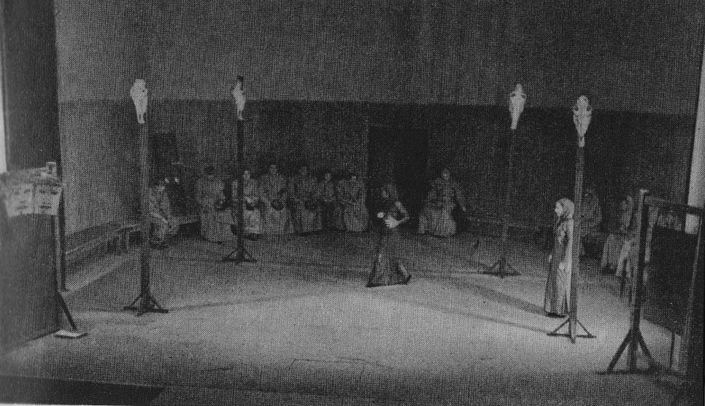 Brechts Antigonä-Bühne - ein Arrangement wie im Klassenzimmer